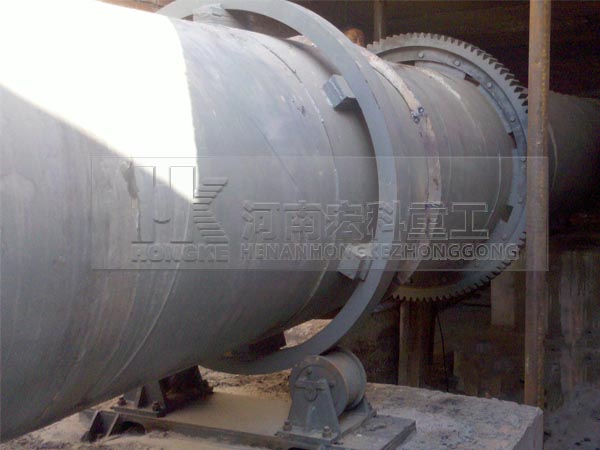 新疆哈密雙段陶?；剞D(zhuǎn)窯生產(chǎn)現(xiàn)場